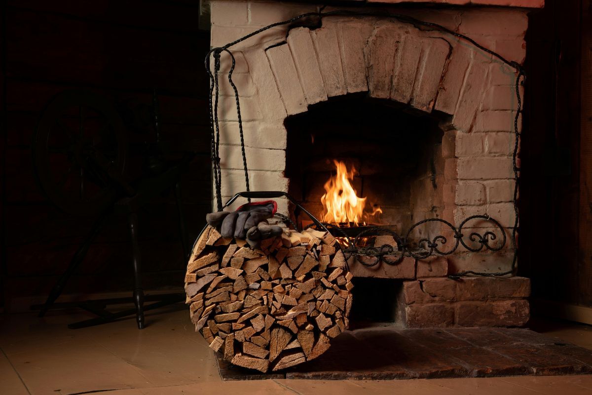 Consejos para ahorrar leña en una chimenea o estufa de leña