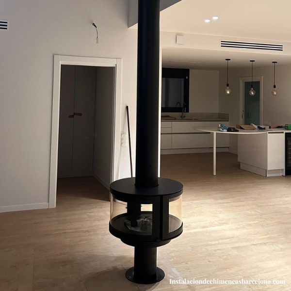 Instalación de chimenea metálica en piso de Barcelona centro