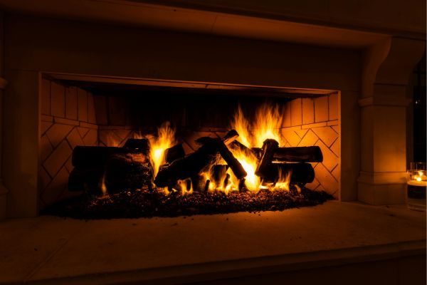 La importancia de usar leña de calidad para gastar menos con tu chimenea